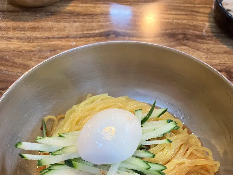 오이와 계란 고명이 올라간 밀면