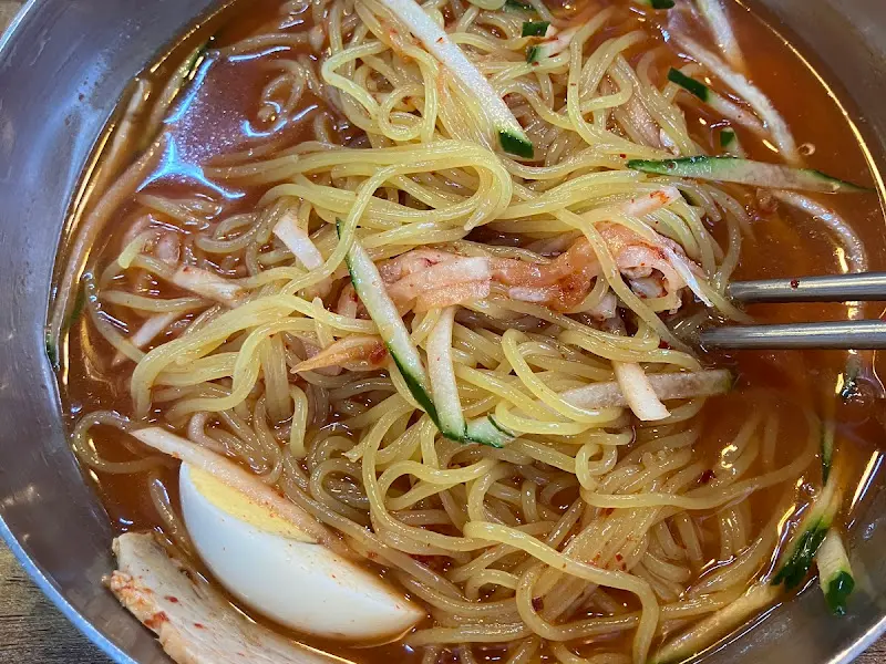 젓가락으로 집은 밀면