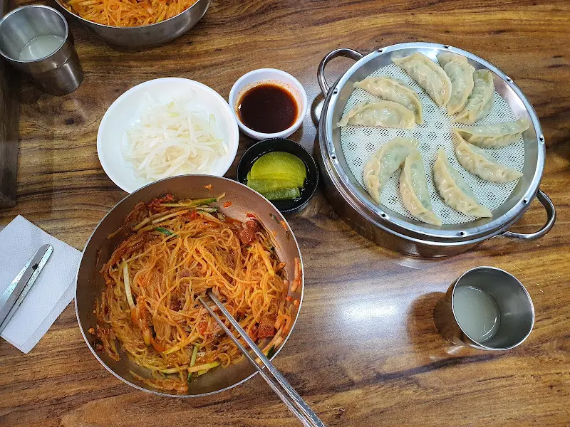 밀면과 만두 전체샷