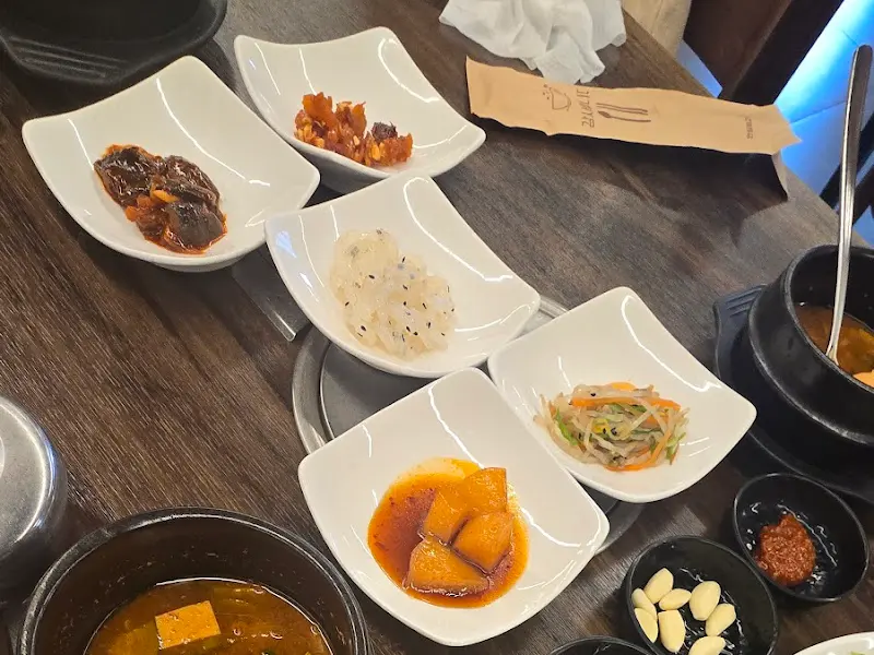 다채로운 밑반찬이 준비된 셀프바