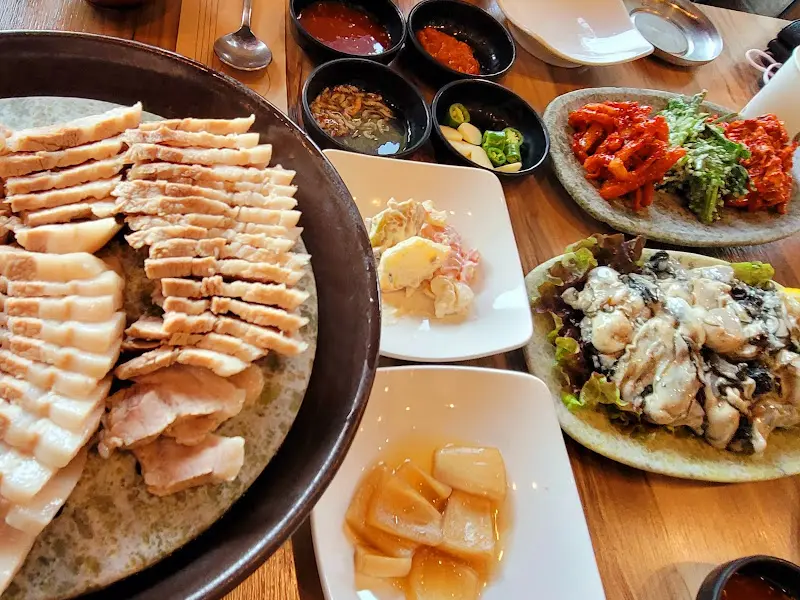 윤씨보쌈의 보쌈과 굴무침