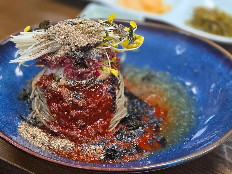 육회 비빔 막국수의 클로즈업 샷