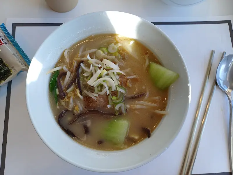 조식으로 제공되는 왕새우 미역 라면