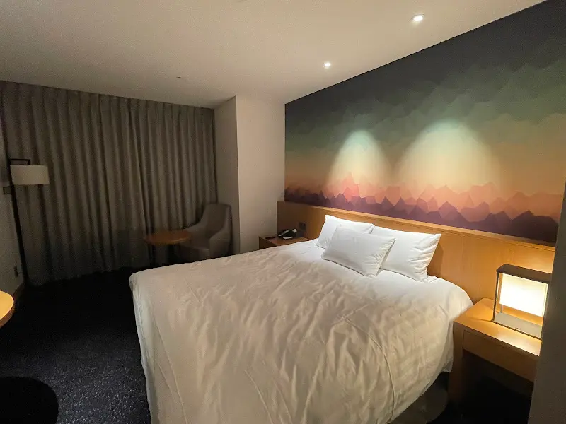 깔끔하고 푹신한 침대가 있는 객실