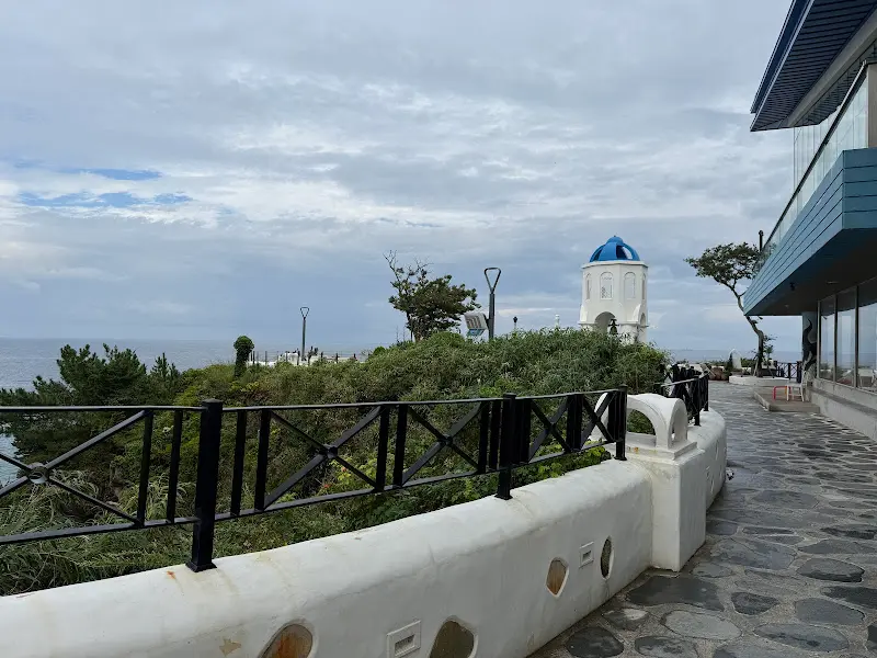 하얀색 건물과 파란 하늘이 어우러진 마마티라 카페 외관