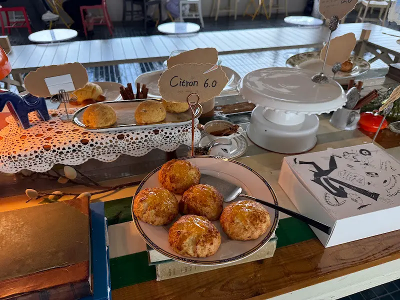 다양한 종류의 스콘과 케이크가 진열된 쇼케이스