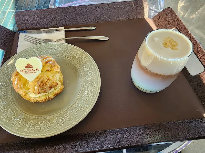 오렌지 스콘 케이크와 레몬 크림 스콘