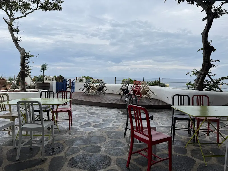 야외 테이블과 의자가 놓여 있는 테라스