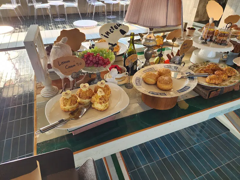 다양한 종류의 디저트가 진열된 모습