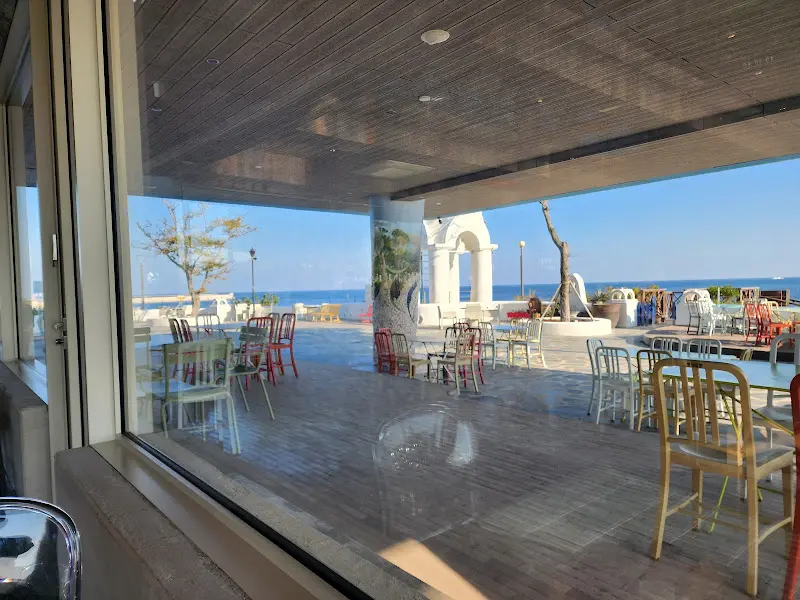 레스토랑 내부에서 바라본 바다 풍경