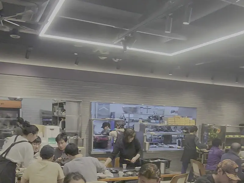 홍주갈비의 넓고 깔끔한 내부