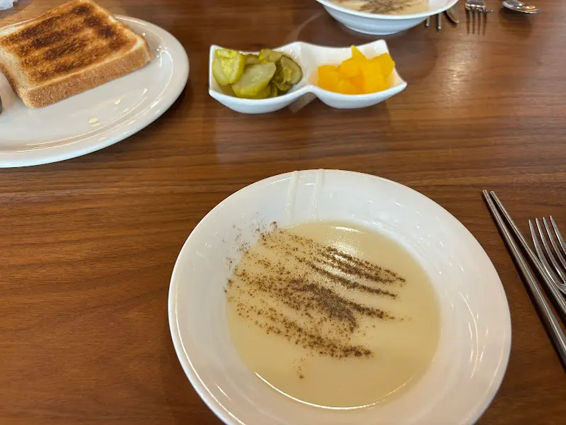 셀프바에서 가져온 스프와 토스트