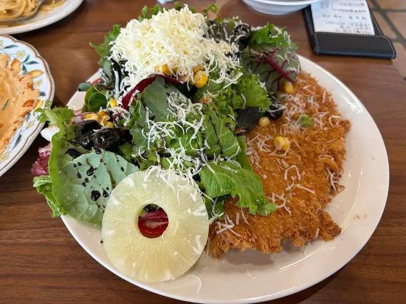 샐러드 돈까스의 비주얼