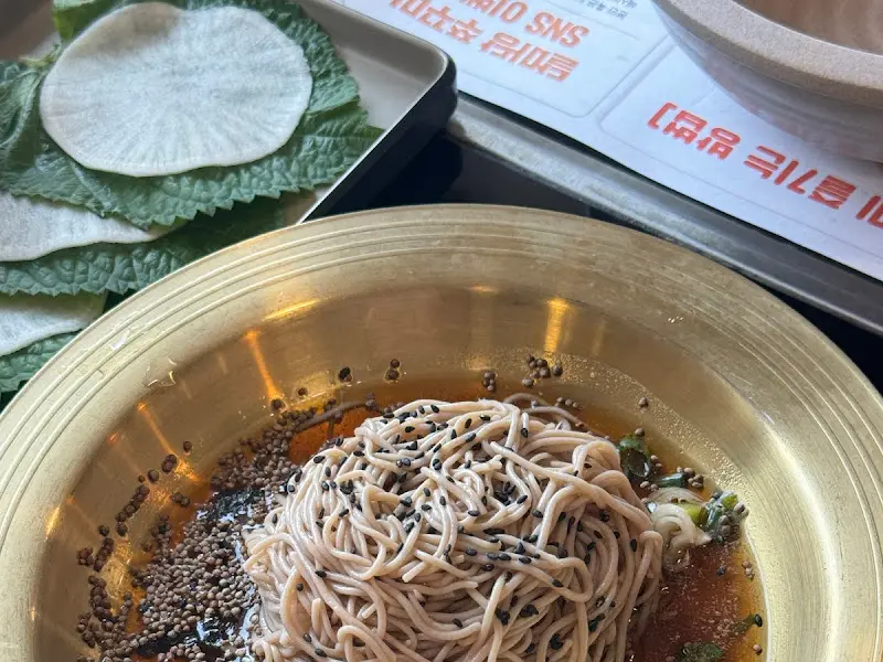 들깨가 듬뿍 뿌려진 메밀면