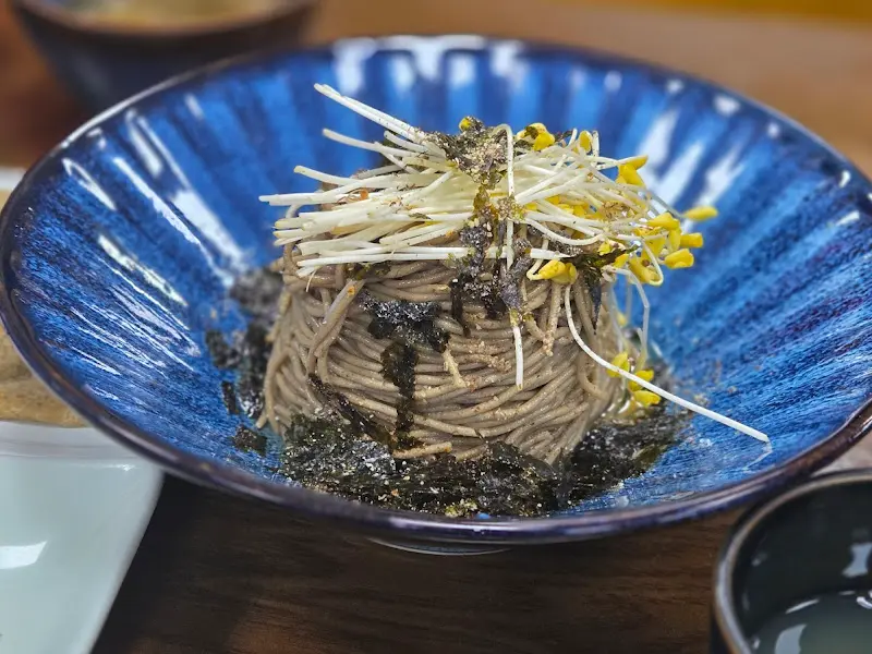 메밀싹이 올려진 물 막국수