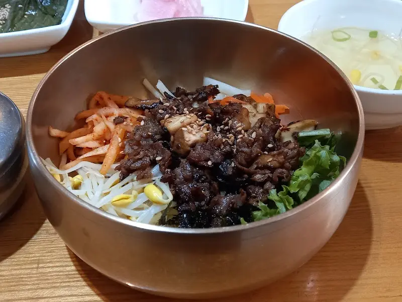 다채로운 재료가 놋그릇에 담긴 비빔밥