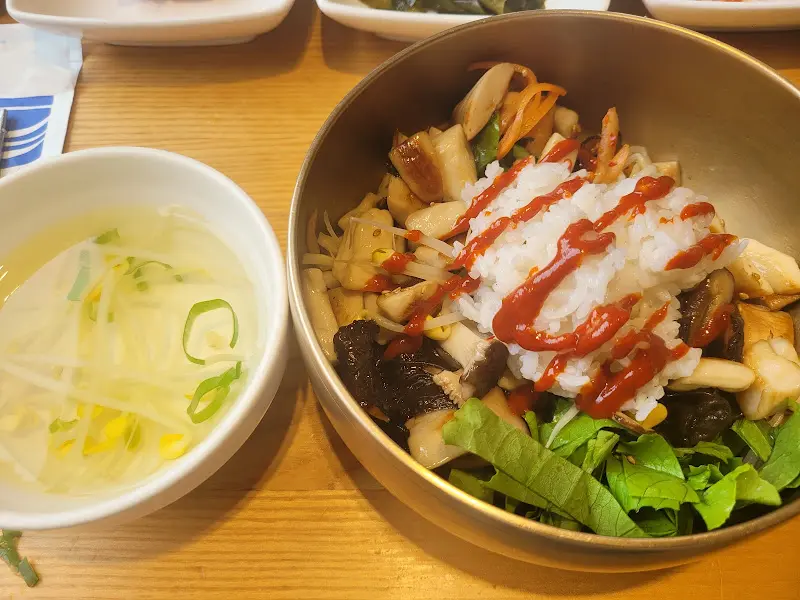 비빔밥에 고추장을 넣은 모습