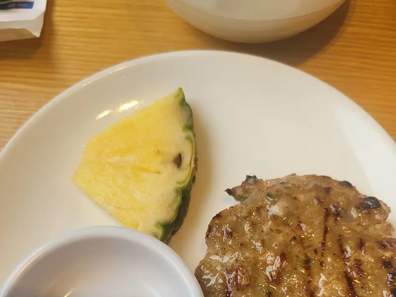 놋그릇에 담긴 비빔밥과 떡갈비