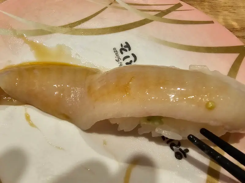 윤기가 흐르는 광어 초밥