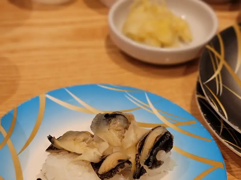 다양한 초밥과 사이드 메뉴