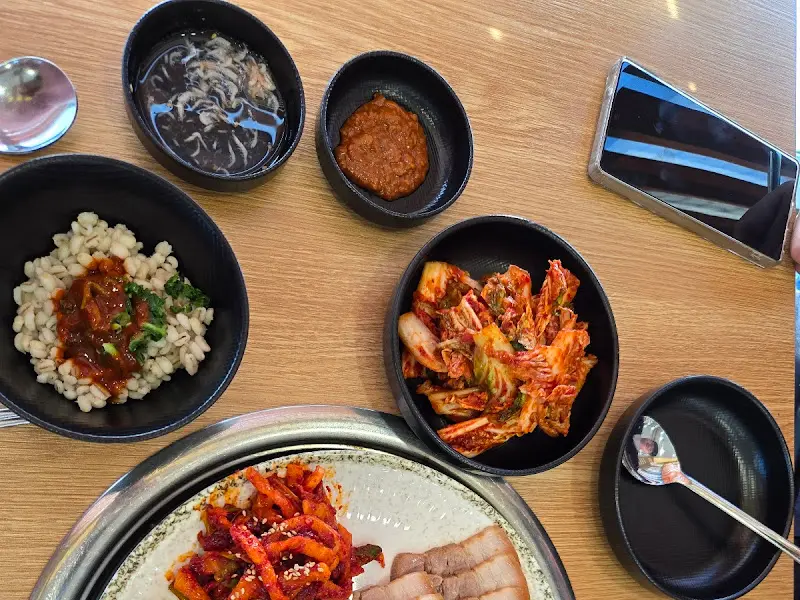 정갈하게 담겨 나온 곁들임 찬들