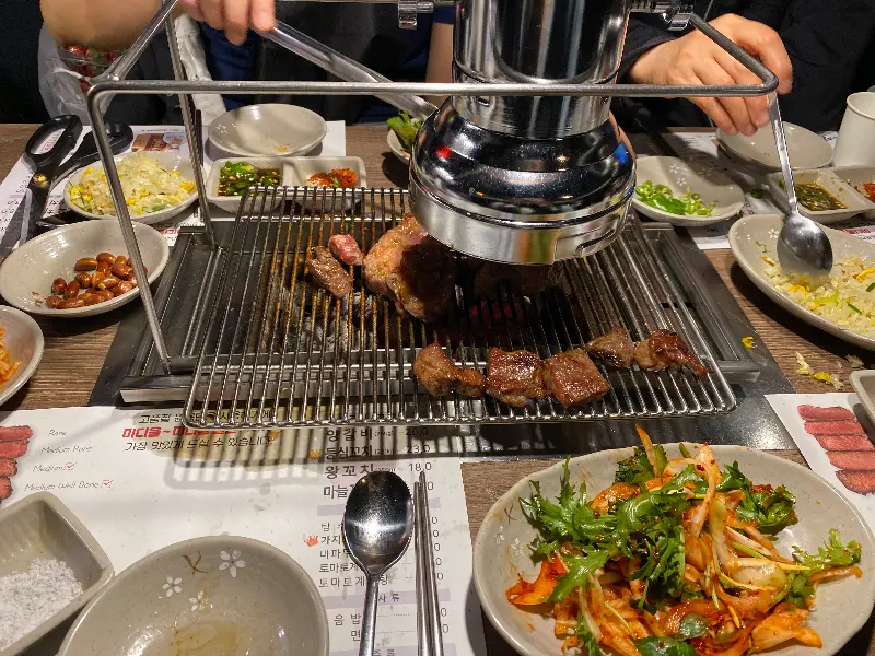 자동으로 돌아가는 꼬치 기계