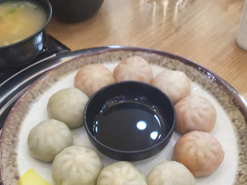 쫄깃한 식감이 일품인 감자만두