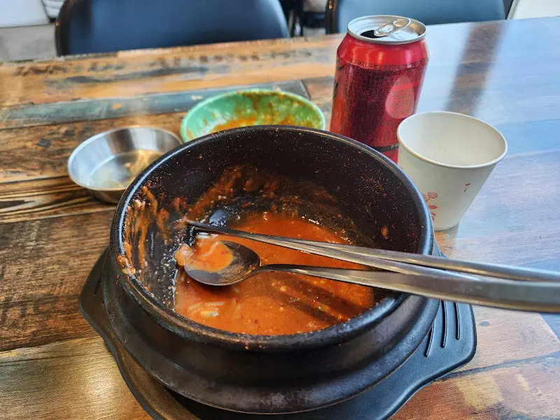 깔끔하게 비운 떡볶이 뚝배기
