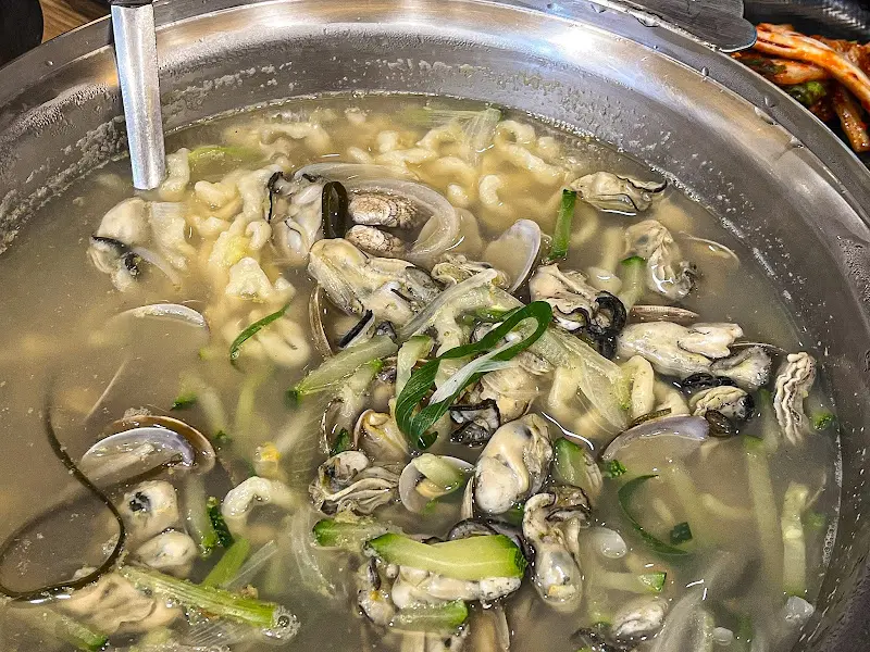 굴이 듬뿍 들어간 굴 칼국수