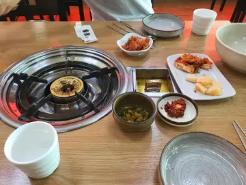 고창 바다의 향기가 스미는, 고갯마루에서 만난 추억의 칼국수 한 그릇: 현지인들의 숨겨진 맛집 순례기