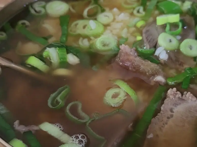 맑은 국물에 파가 듬뿍 올려진 곰탕