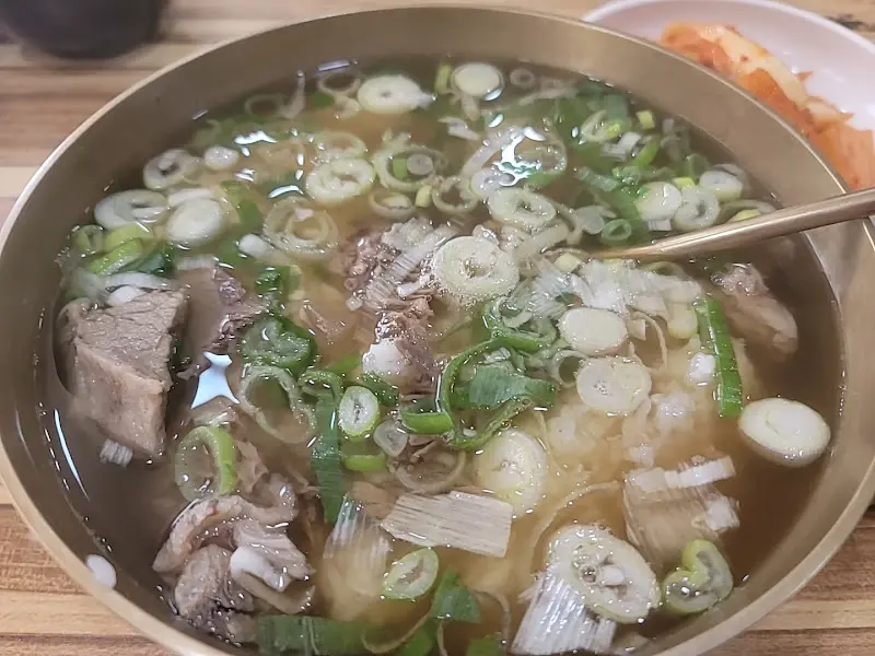 푸짐한 곰탕 한 그릇