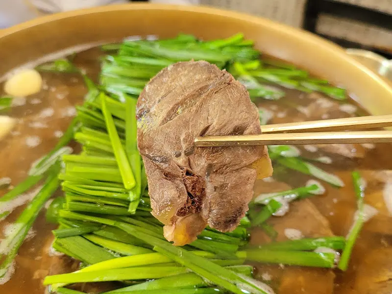 고기를 젓가락으로 집은 모습