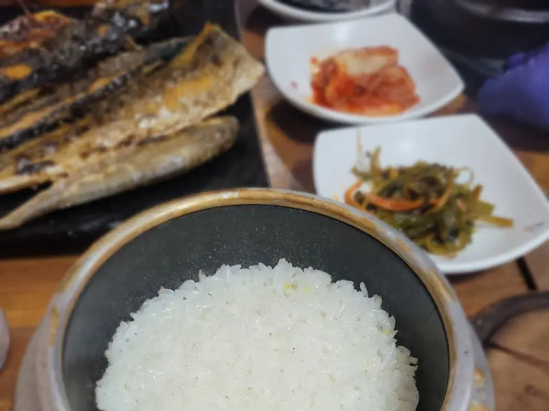 다양한 밑반찬과 갓 지은 돌솥밥