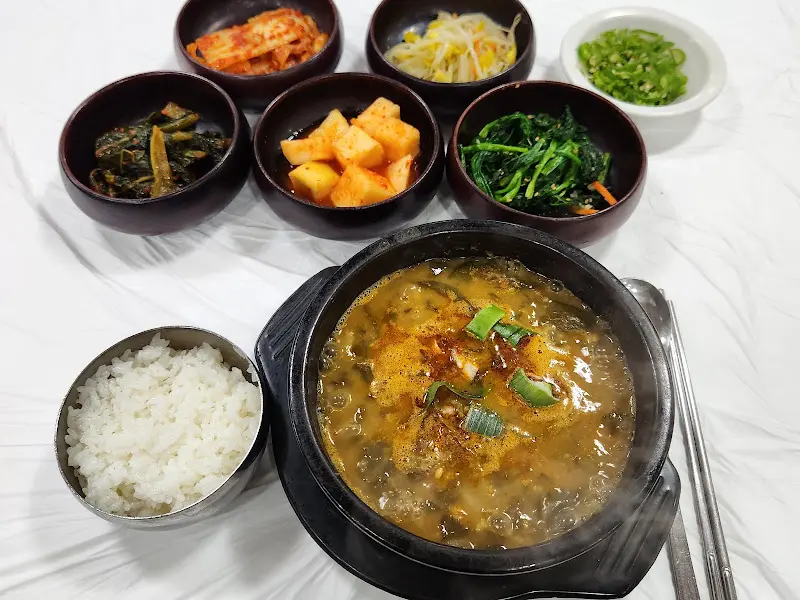 정갈한 밑반찬과 추어탕 한 상 차림