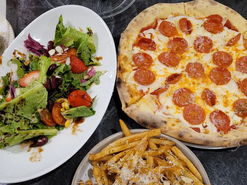 샐러드, 피자, 감자튀김