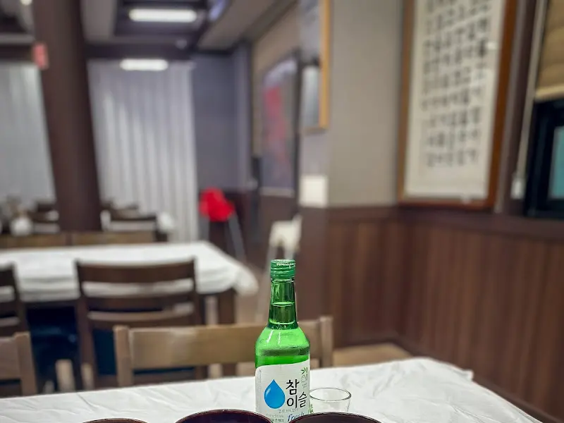 테이블 위에 놓인 참이슬 병