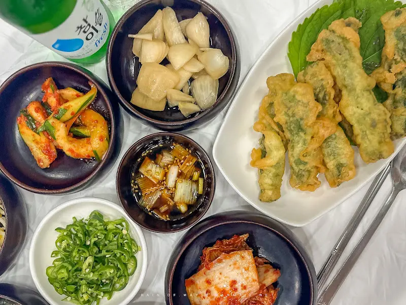 밑반찬과 미꾸라지 깻잎 튀김