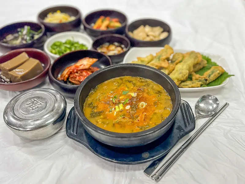 추어탕과 밑반찬 전체샷