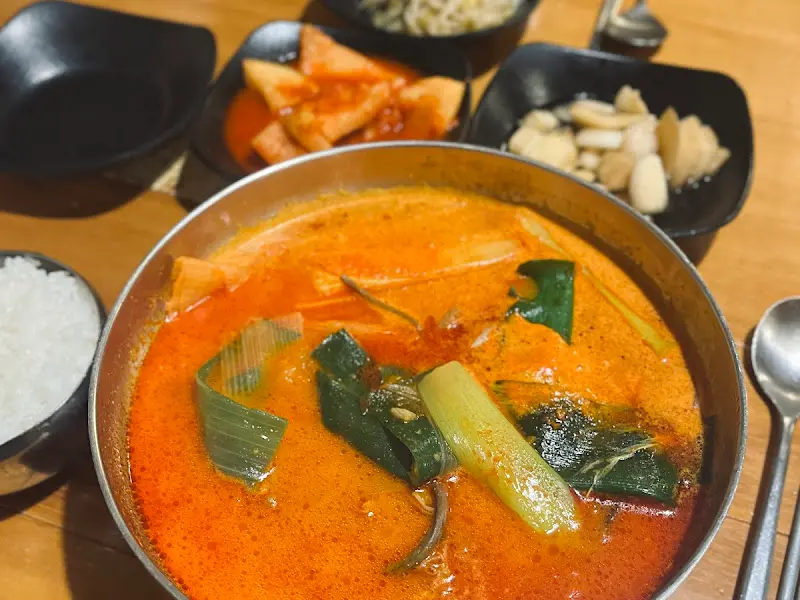 육개장과 함께 제공되는 정갈한 밑반찬들