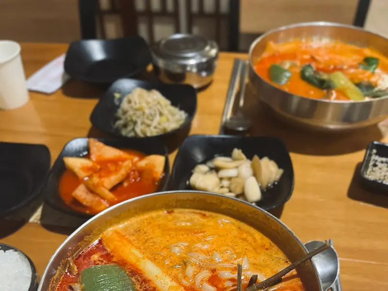 육개장과 밑반찬 전체샷