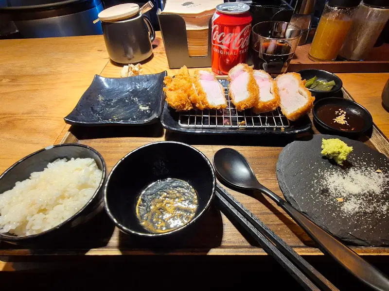 정갈한 돈까스 한 상 차림