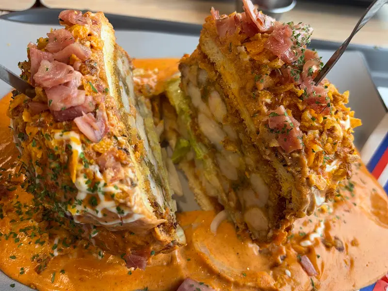 999로제새우버거 반으로 자른 모습