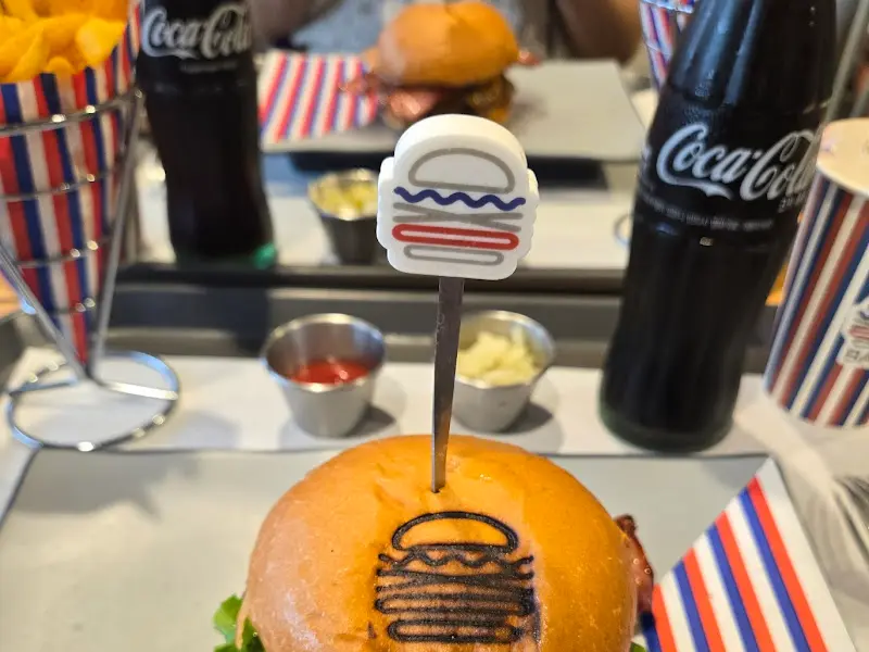 999로제새우버거와 콜라