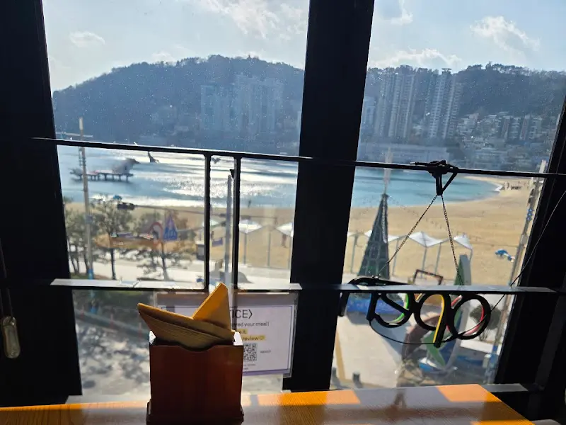 송도해수욕장이 한눈에 보이는 창가 좌석