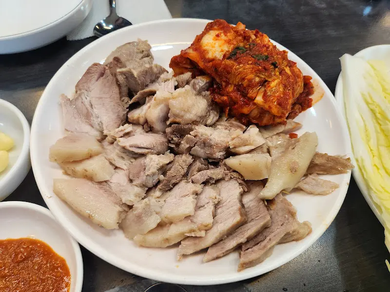 윤기가 흐르는 훼미리손칼국수보쌈의 보쌈정식