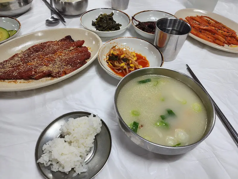 황태해장국 정식 한 상 차림