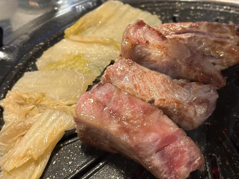 잘 구워진 돗갈비와 백김치