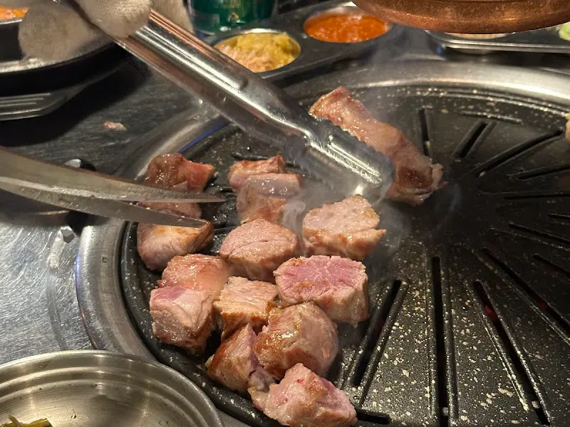 전문가의 손길로 구워지는 돗갈비