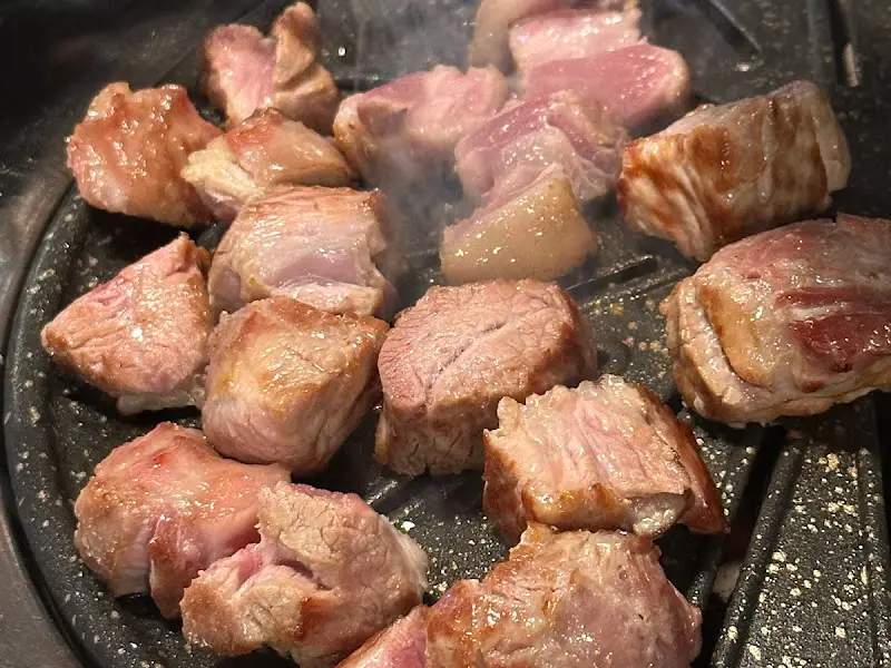 잘 구워진 돗갈비 단면